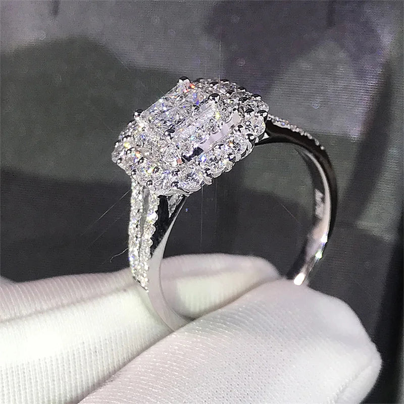 Huitan Trendy Brilliant Cubic Zirconia Engagement Ring