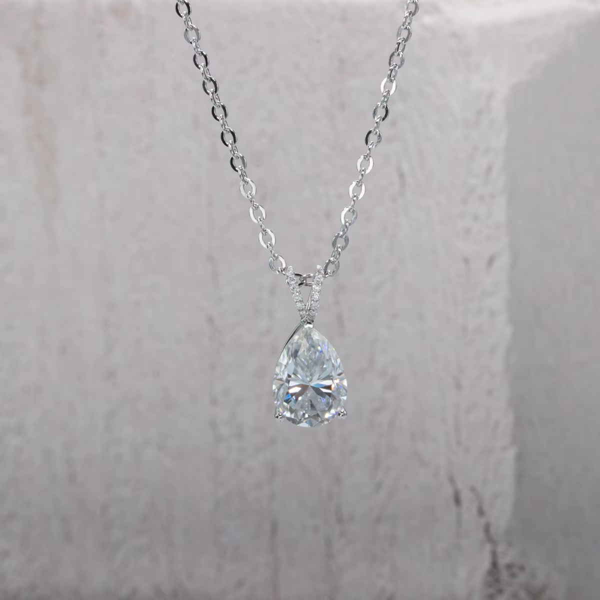 HealthBeauty-Products (™) Pear Cut Teardrop Moissanite Diamond Pendant